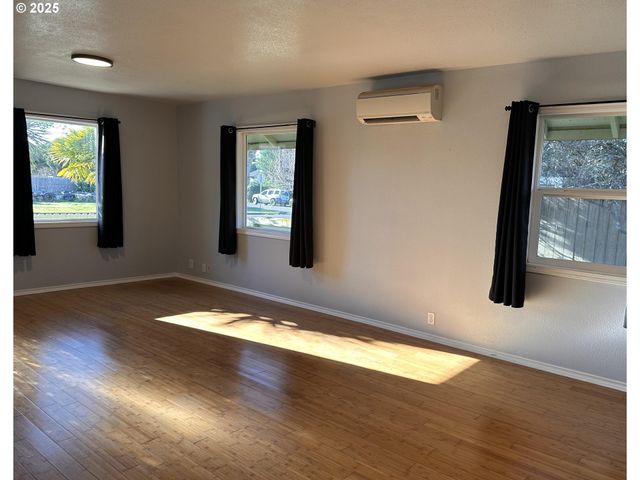 1335 7TH St, Florence, OR 97439