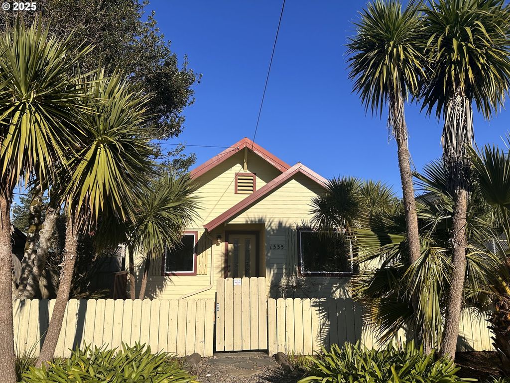 1335 7TH St, Florence, OR 97439