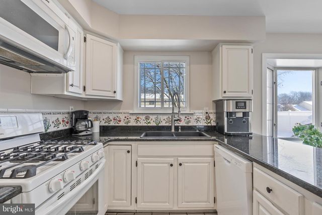 206 MEADOW DR, Mount Laurel, NJ 08054