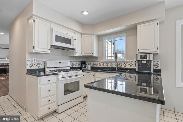 206 MEADOW DR, Mount Laurel, NJ 08054