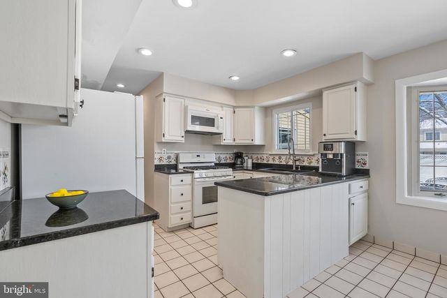 206 MEADOW DR, Mount Laurel, NJ 08054