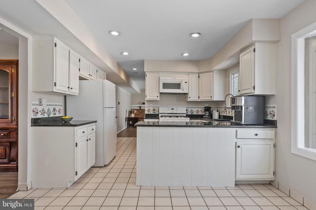 206 MEADOW DR, Mount Laurel, NJ 08054