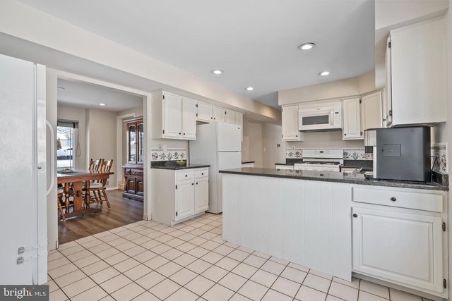 206 MEADOW DR, Mount Laurel, NJ 08054