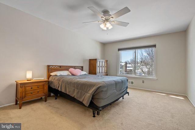 206 MEADOW DR, Mount Laurel, NJ 08054