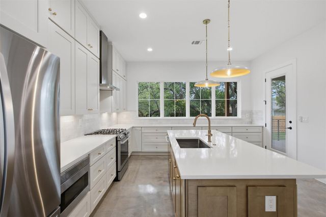 18303 Lake Oaks DR, Jonestown, TX 78645