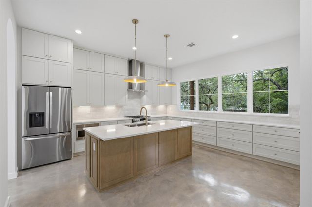 18303 Lake Oaks DR, Jonestown, TX 78645