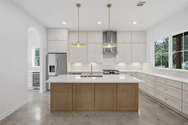18303 Lake Oaks DR, Jonestown, TX 78645