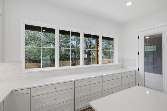 18303 Lake Oaks DR, Jonestown, TX 78645