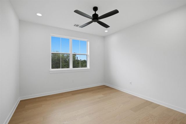18303 Lake Oaks DR, Jonestown, TX 78645