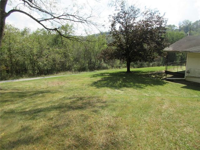 35 Pleasant Valley Rd, Buffalo Twp, PA 15323