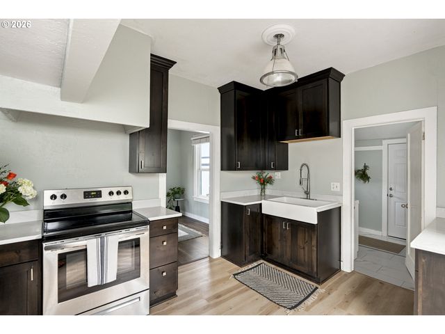 7604 Se WOODSTOCK Blvd, Portland, OR 97206