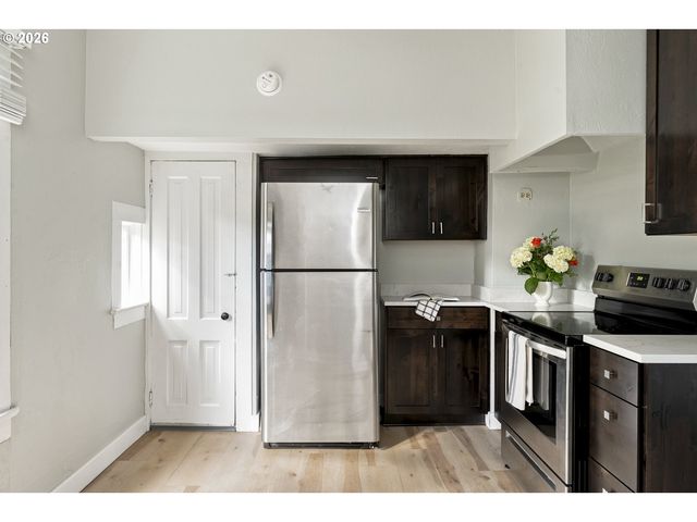7604 Se WOODSTOCK Blvd, Portland, OR 97206
