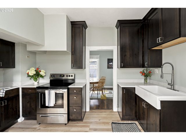 7604 Se WOODSTOCK Blvd, Portland, OR 97206