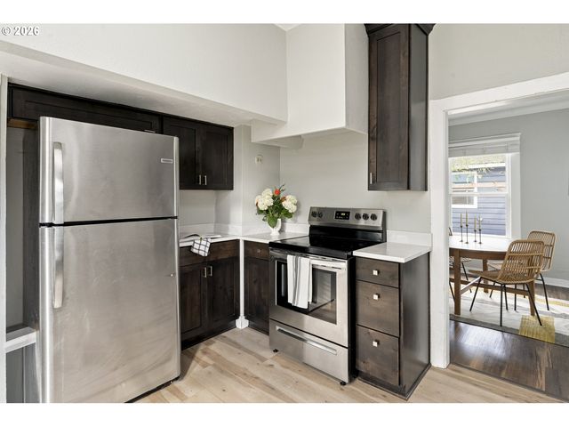 7604 Se WOODSTOCK Blvd, Portland, OR 97206