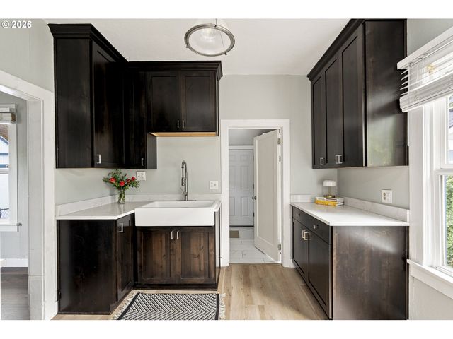 7604 Se WOODSTOCK Blvd, Portland, OR 97206