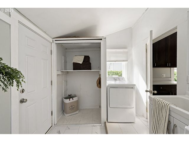 7604 Se WOODSTOCK Blvd, Portland, OR 97206