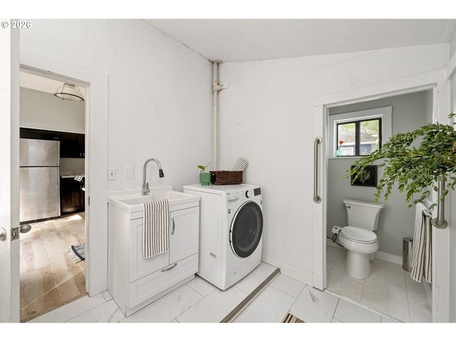 7604 Se WOODSTOCK Blvd, Portland, OR 97206