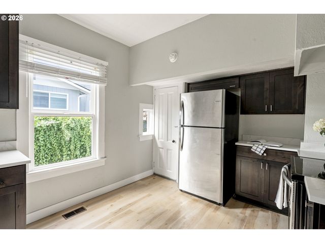7604 Se WOODSTOCK Blvd, Portland, OR 97206