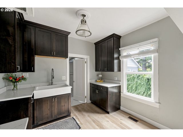 7604 Se WOODSTOCK Blvd, Portland, OR 97206