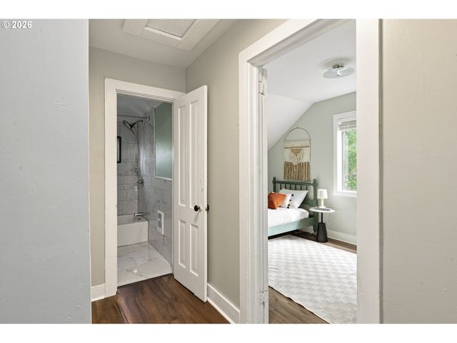 7604 Se WOODSTOCK Blvd, Portland, OR 97206