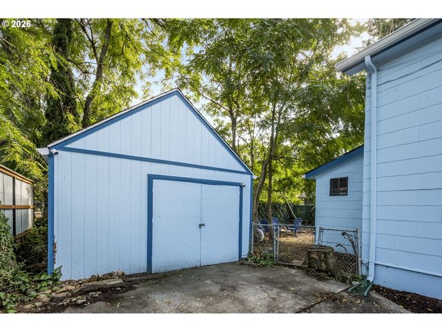 7604 Se WOODSTOCK Blvd, Portland, OR 97206