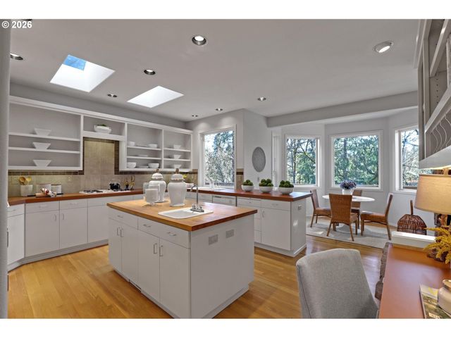 700 Sw 67TH Pl, Portland, OR 97225