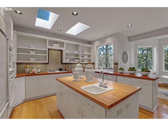 700 Sw 67TH Pl, Portland, OR 97225