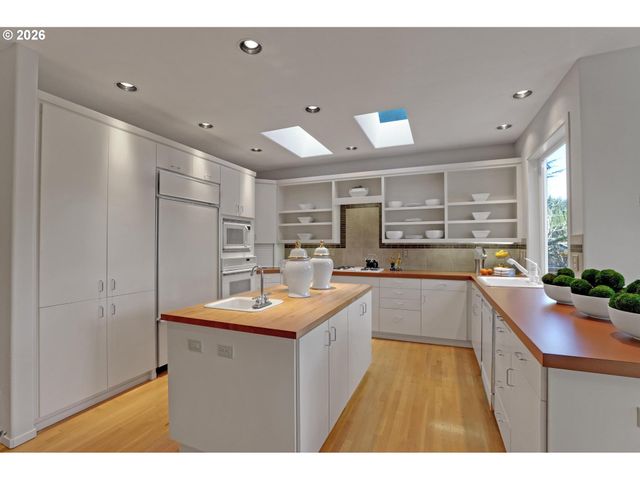 700 Sw 67TH Pl, Portland, OR 97225