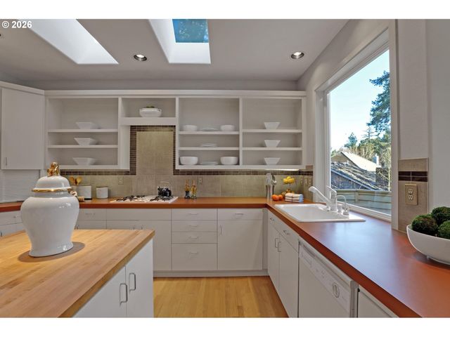 700 Sw 67TH Pl, Portland, OR 97225