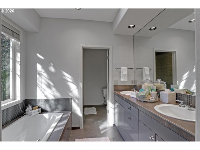 700 Sw 67TH Pl, Portland, OR 97225