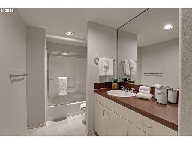 700 Sw 67TH Pl, Portland, OR 97225