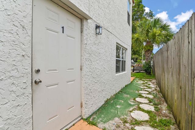 515 Putnam Road, West Palm Beach, FL 33405