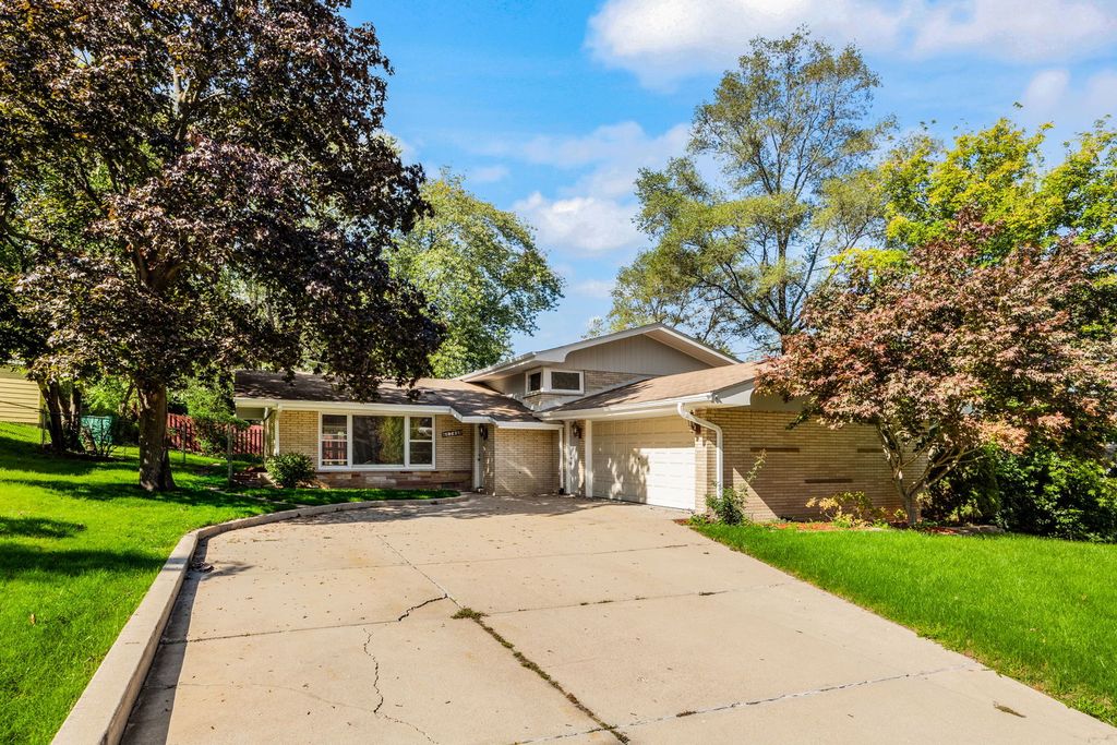 8746 S 81st Court, Hickory Hills, IL 60457