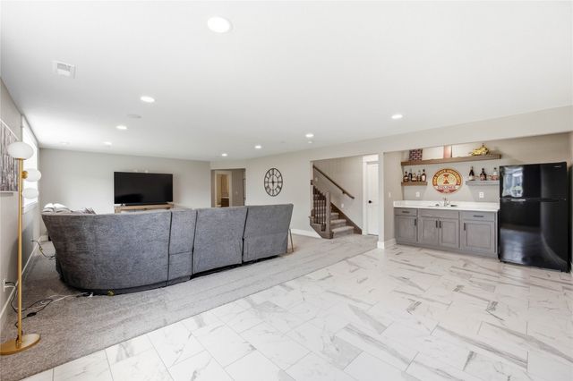 722 NE Country Meadow Drive, Ankeny, IA 50021