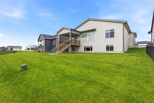 722 NE Country Meadow Drive, Ankeny, IA 50021