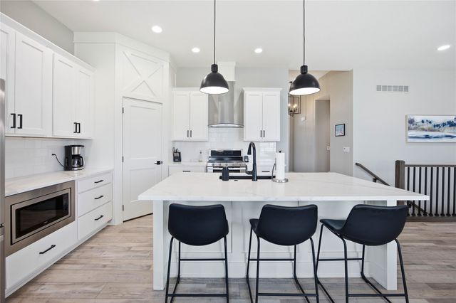 722 NE Country Meadow Drive, Ankeny, IA 50021