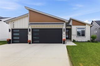 722 NE Country Meadow Drive, Ankeny, IA 50021