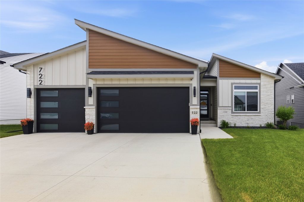 722 NE Country Meadow Drive, Ankeny, IA 50021