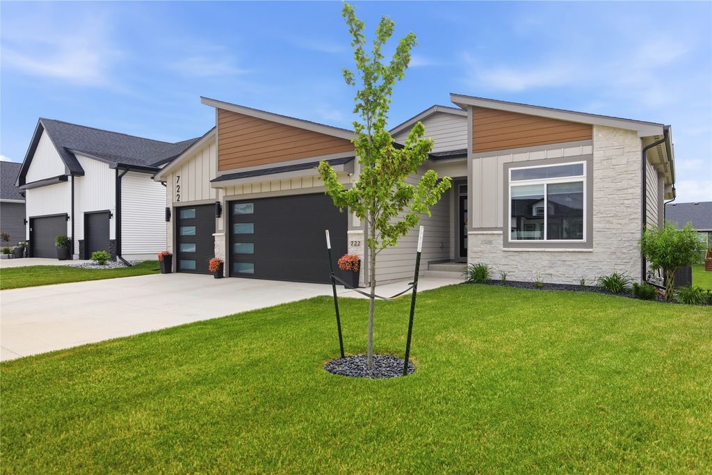 722 NE Country Meadow Drive, Ankeny, IA 50021