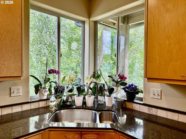 11450 Sw CAPITOL Hwy, Portland, OR 97219