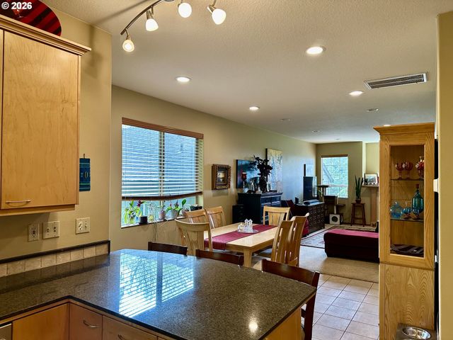 11450 Sw CAPITOL Hwy, Portland, OR 97219