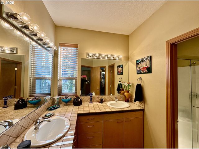 11450 Sw CAPITOL Hwy, Portland, OR 97219
