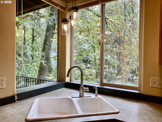 11450 Sw CAPITOL Hwy, Portland, OR 97219