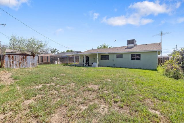 10840 Beverly Dr, Hanford, CA 93230