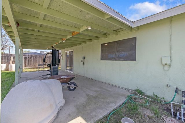 10840 Beverly Dr, Hanford, CA 93230