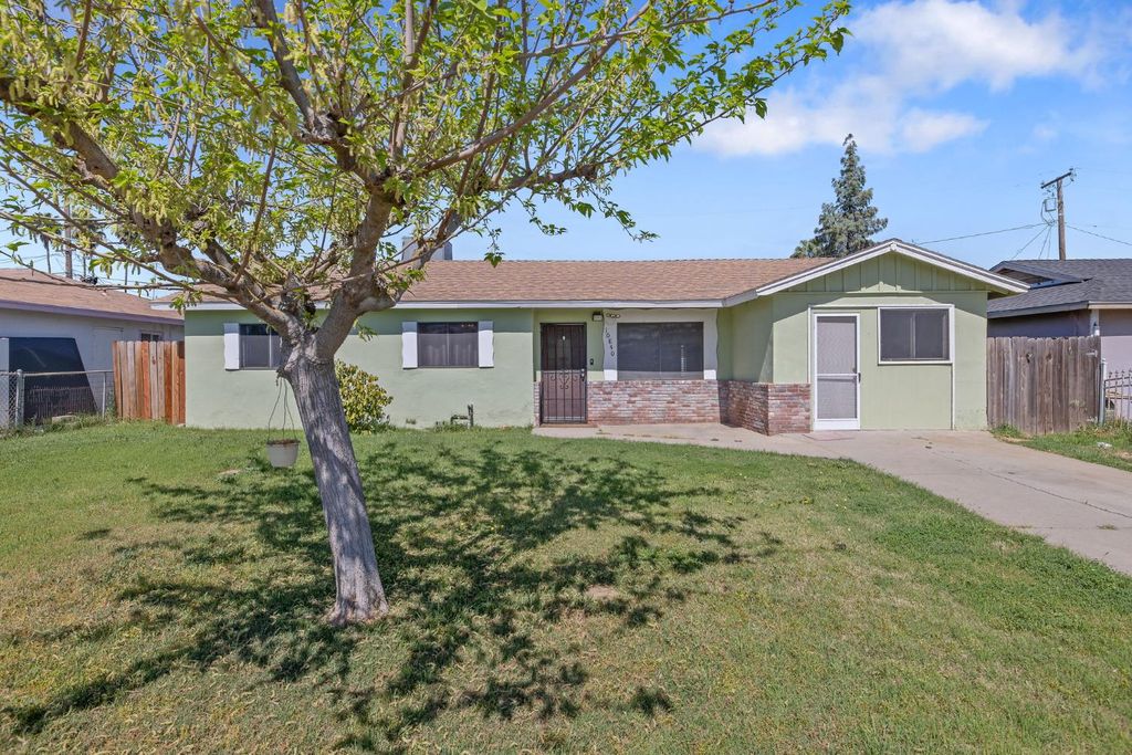 10840 Beverly Dr, Hanford, CA 93230