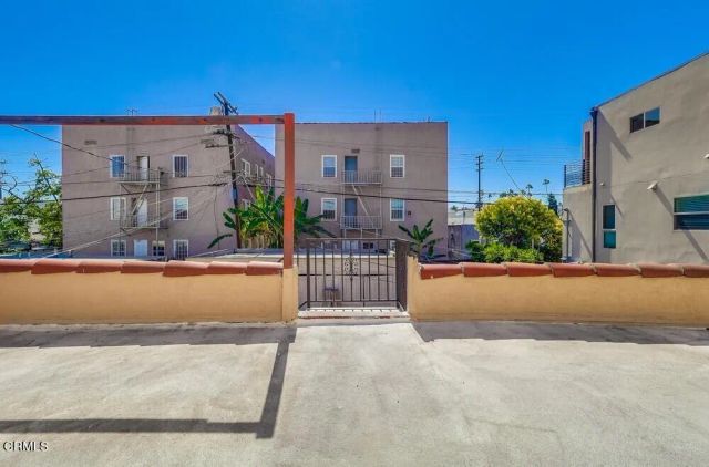 833 Ridgewood, Los Angeles, CA 90038