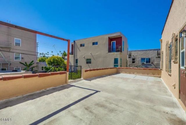 833 Ridgewood, Los Angeles, CA 90038