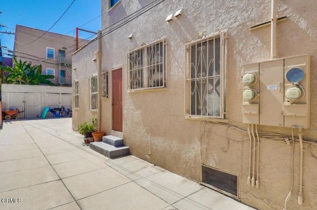 833 Ridgewood, Los Angeles, CA 90038