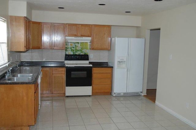 10327 Huntington Place Drive 327, Houston, TX 77099